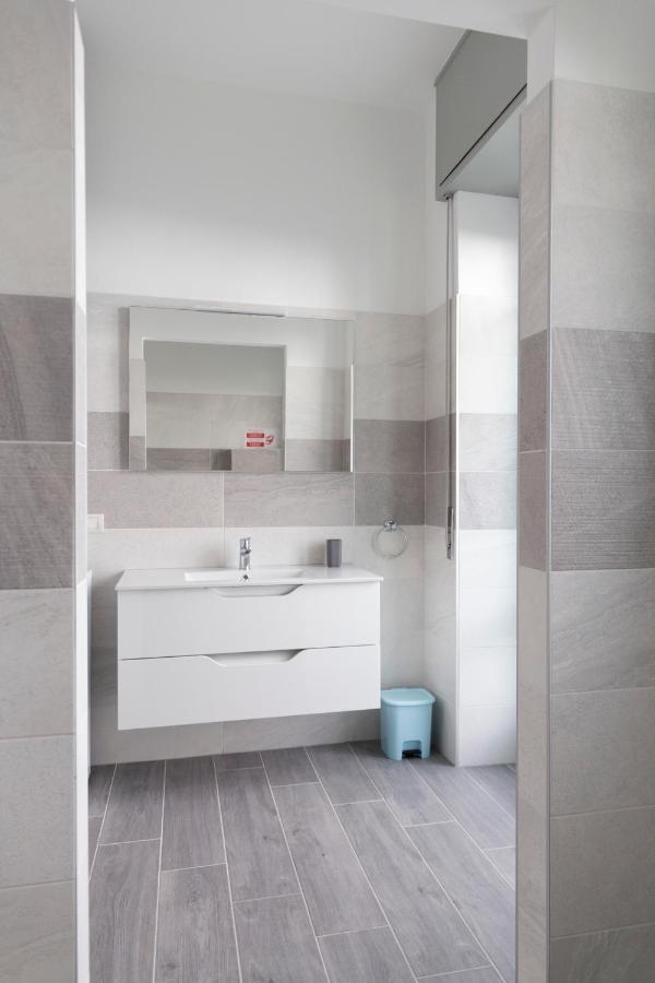 Gray Pearl - Modern Apartment In City Center أرونا المظهر الخارجي الصورة
